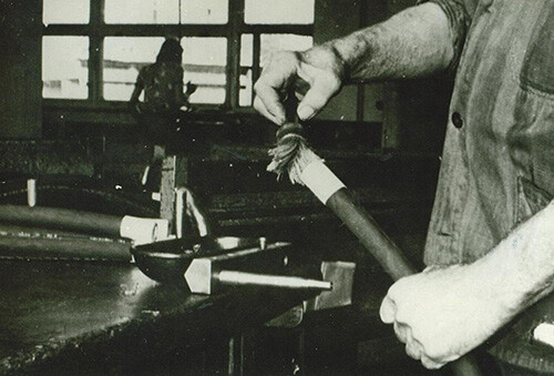 Aufschraiben einer Hülse im Jahr 1952